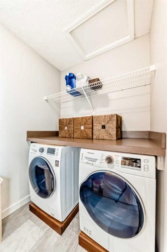 11 Cresthaven Bay Sw, Calgary, AB - Indoor Photo Showing Laundry Room