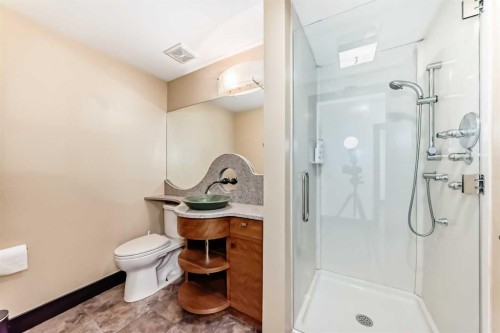 11 Cresthaven Bay Sw, Calgary, AB - Indoor Photo Showing Bathroom