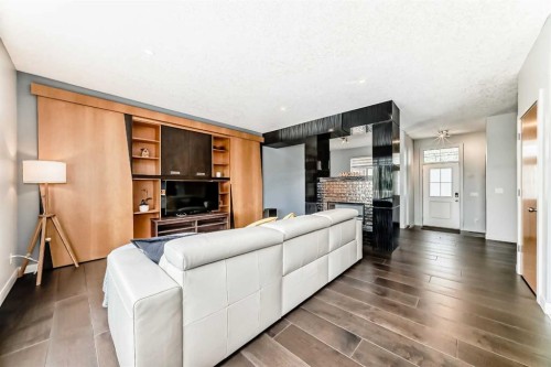 11 Cresthaven Bay Sw, Calgary, AB - Indoor Photo Showing Living Room