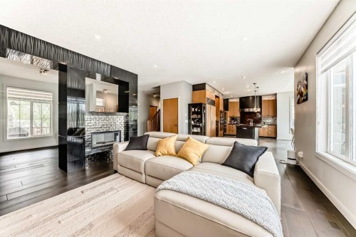 11 Cresthaven Bay Sw, Calgary, AB - Indoor Photo Showing Living Room