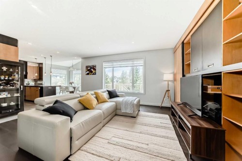 11 Cresthaven Bay Sw, Calgary, AB - Indoor Photo Showing Living Room