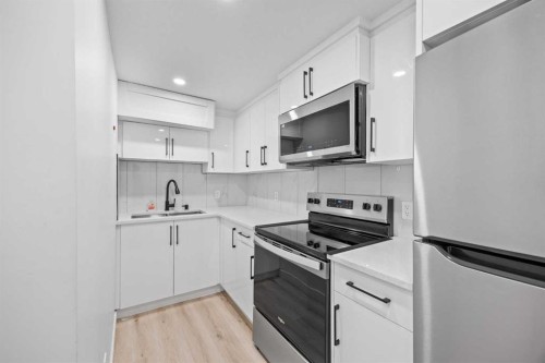 311 Hawkland Place Nw, Calgary, AB - Indoor Photo Showing Kitchen