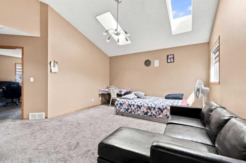 610 Saddlecreek Way Ne, Calgary, AB - Indoor Photo Showing Bedroom