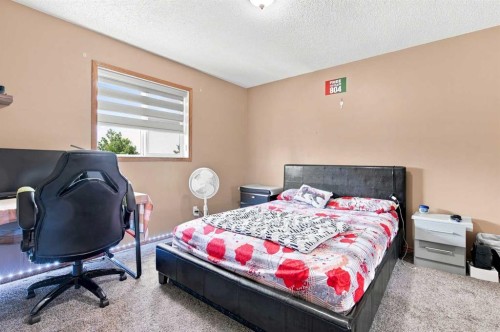 610 Saddlecreek Way Ne, Calgary, AB - Indoor Photo Showing Bedroom