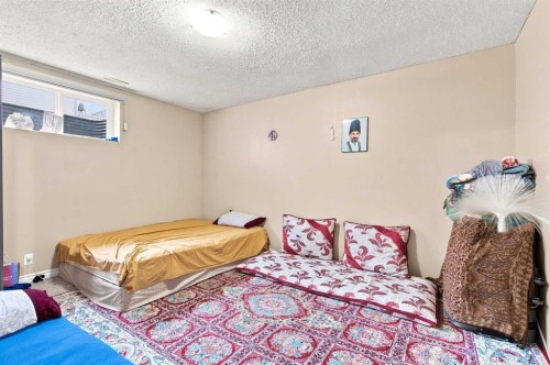 610 Saddlecreek Way Ne, Calgary, AB - Indoor Photo Showing Bedroom