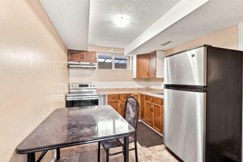 610 Saddlecreek Way Ne, Calgary, AB - Indoor Photo Showing Kitchen