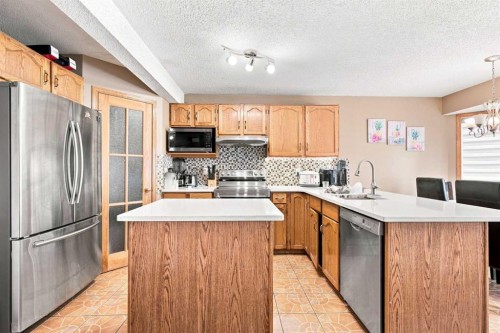 610 Saddlecreek Way Ne, Calgary, AB - Indoor Photo Showing Kitchen