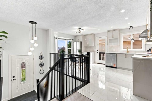 427 Falmere Road Ne, Calgary, AB - Indoor Photo Showing Kitchen With Upgraded Kitchen