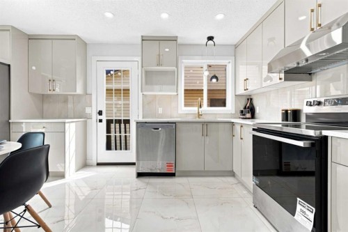 427 Falmere Road Ne, Calgary, AB - Indoor Photo Showing Kitchen