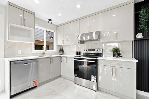 427 Falmere Road Ne, Calgary, AB - Indoor Photo Showing Kitchen