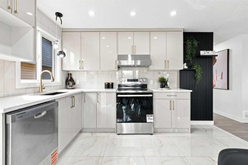 427 Falmere Road Ne, Calgary, AB - Indoor Photo Showing Kitchen With Upgraded Kitchen
