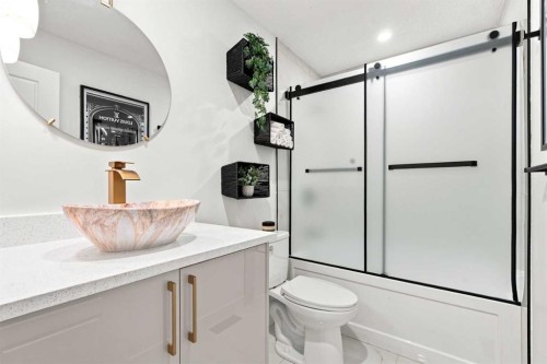 427 Falmere Road Ne, Calgary, AB - Indoor Photo Showing Bathroom