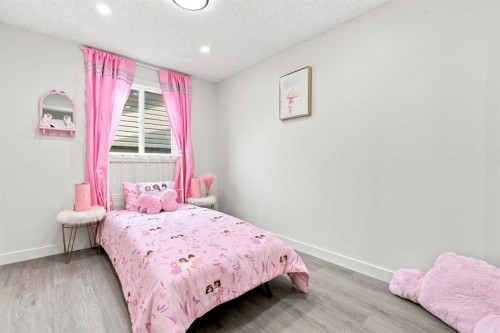 427 Falmere Road Ne, Calgary, AB - Indoor Photo Showing Bedroom
