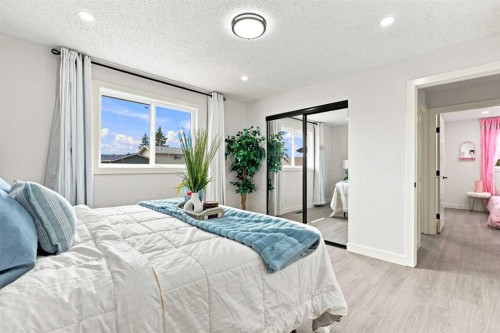 427 Falmere Road Ne, Calgary, AB - Indoor Photo Showing Bedroom