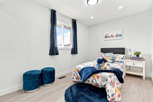 427 Falmere Road Ne, Calgary, AB - Indoor Photo Showing Bedroom