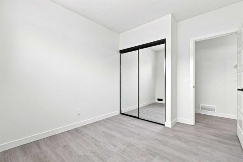 427 Falmere Road Ne, Calgary, AB - Indoor Photo Showing Other Room