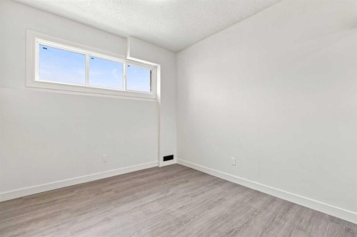 427 Falmere Road Ne, Calgary, AB - Indoor Photo Showing Other Room