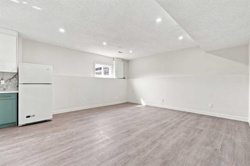 427 Falmere Road Ne, Calgary, AB - Indoor Photo Showing Other Room