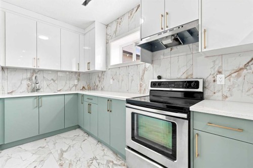 427 Falmere Road Ne, Calgary, AB - Indoor Photo Showing Kitchen
