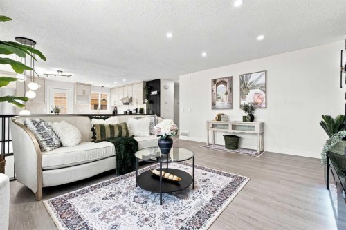 427 Falmere Road Ne, Calgary, AB - Indoor Photo Showing Living Room