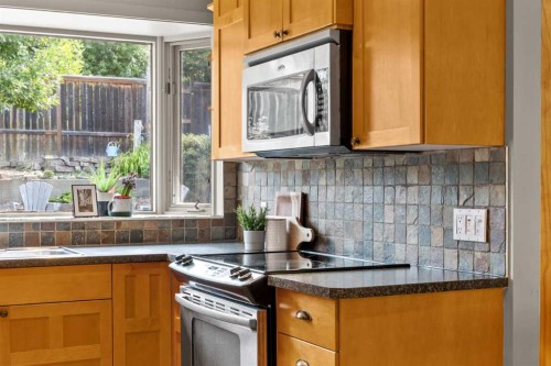 30 Gateway Drive Sw, Calgary, AB - Indoor Photo Showing Kitchen