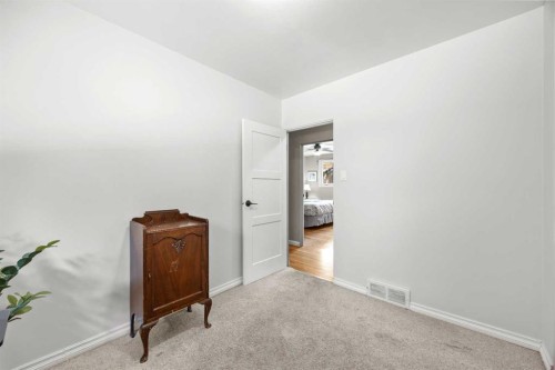 30 Gateway Drive Sw, Calgary, AB - Indoor Photo Showing Other Room