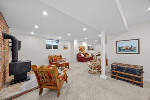 30 Gateway Drive Sw, Calgary, AB - Indoor Photo Showing Other Room