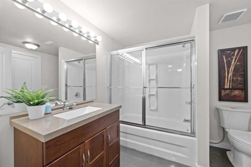 30 Gateway Drive Sw, Calgary, AB - Indoor Photo Showing Bathroom