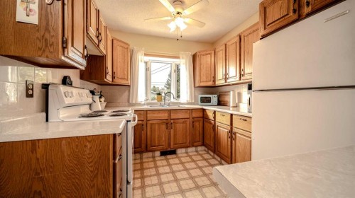 5015 Marchand Crescent Ne, Calgary, AB - Indoor Photo Showing Kitchen