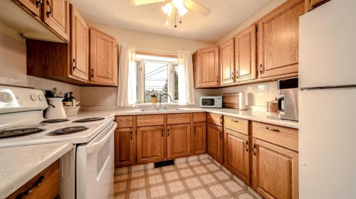5015 Marchand Crescent Ne, Calgary, AB - Indoor Photo Showing Kitchen With Double Sink