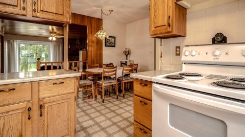 5015 Marchand Crescent Ne, Calgary, AB - Indoor Photo Showing Kitchen