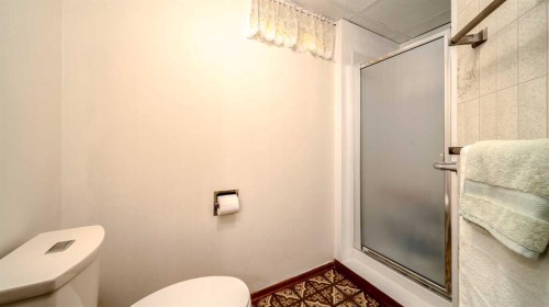 5015 Marchand Crescent Ne, Calgary, AB - Indoor Photo Showing Bathroom