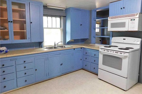 309 45 Avenue West, Claresholm, AB - Indoor Photo Showing Kitchen With Double Sink