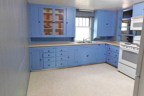 309 45 Avenue West, Claresholm, AB - Indoor Photo Showing Kitchen With Double Sink