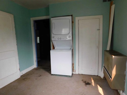 309 45 Avenue West, Claresholm, AB - Indoor Photo Showing Laundry Room