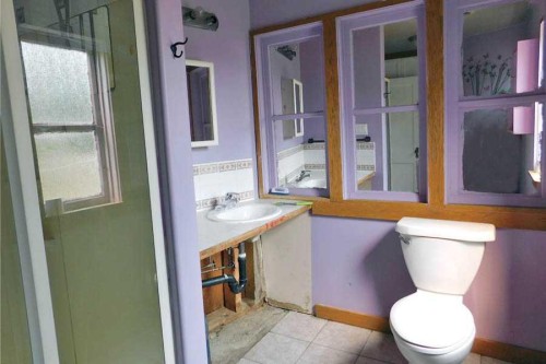 309 45 Avenue West, Claresholm, AB - Indoor Photo Showing Bathroom