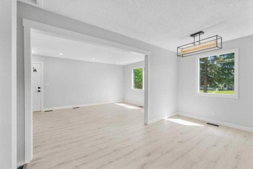6420 26 Avenue Ne, Calgary, AB - Indoor Photo Showing Other Room