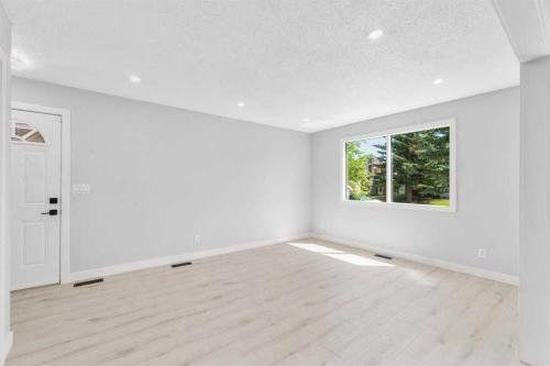 6420 26 Avenue Ne, Calgary, AB - Indoor Photo Showing Other Room