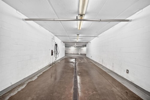 458-222 Riverfront Avenue Sw, Calgary, AB - Indoor Photo Showing Garage