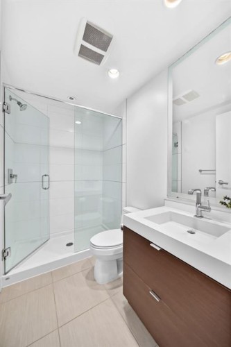 458-222 Riverfront Avenue Sw, Calgary, AB - Indoor Photo Showing Bathroom