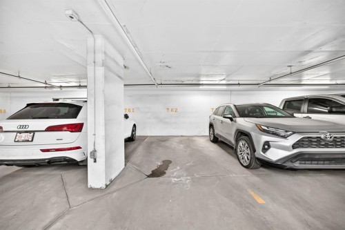 458-222 Riverfront Avenue Sw, Calgary, AB - Indoor Photo Showing Garage