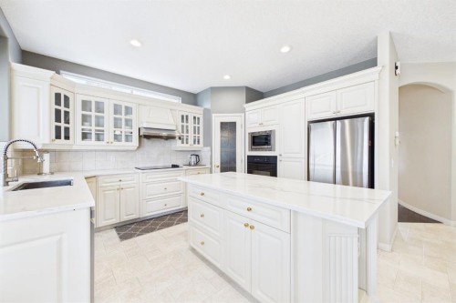 15 Royal Crest Terrace Nw, Calgary, AB - Indoor Photo Showing Kitchen With Upgraded Kitchen