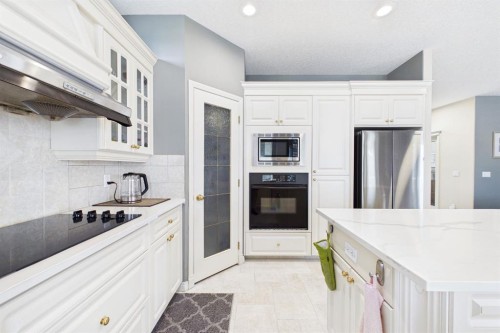15 Royal Crest Terrace Nw, Calgary, AB - Indoor Photo Showing Kitchen With Upgraded Kitchen