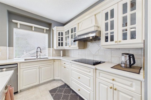 15 Royal Crest Terrace Nw, Calgary, AB - Indoor Photo Showing Kitchen With Upgraded Kitchen
