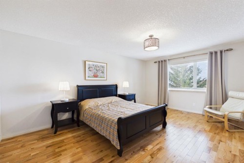 15 Royal Crest Terrace Nw, Calgary, AB - Indoor Photo Showing Bedroom