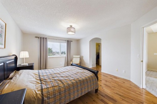15 Royal Crest Terrace Nw, Calgary, AB - Indoor Photo Showing Bedroom