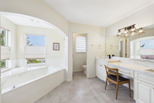15 Royal Crest Terrace Nw, Calgary, AB - Indoor Photo Showing Bathroom