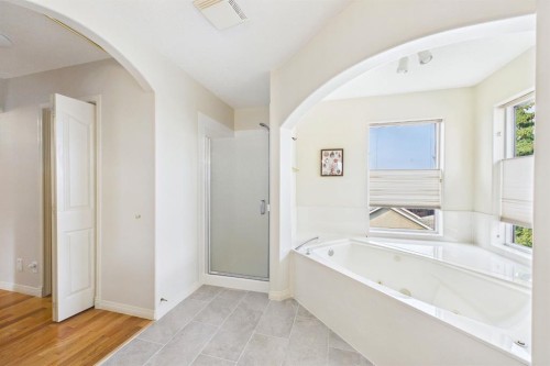 15 Royal Crest Terrace Nw, Calgary, AB - Indoor Photo Showing Bathroom