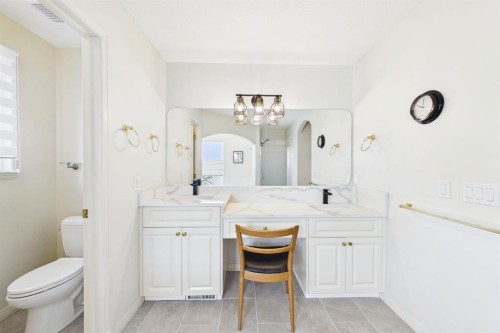 15 Royal Crest Terrace Nw, Calgary, AB - Indoor Photo Showing Bathroom