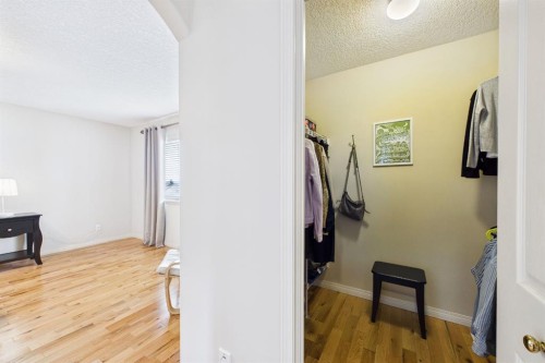 15 Royal Crest Terrace Nw, Calgary, AB - Indoor Photo Showing Other Room